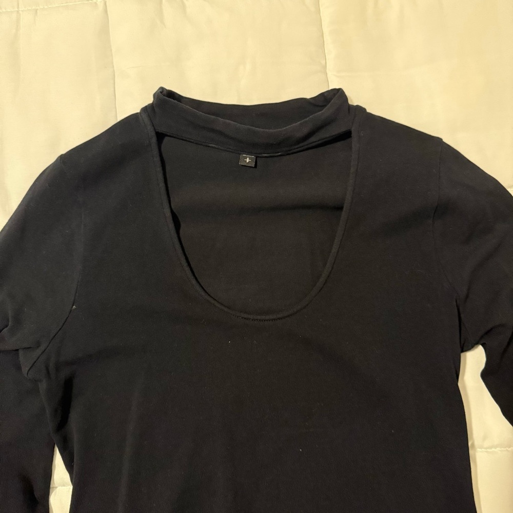 EXPRESS LONG SLEEVE WITH NECK CUTOUT DETAIL SIZE SMALL - Picture 2 of 4